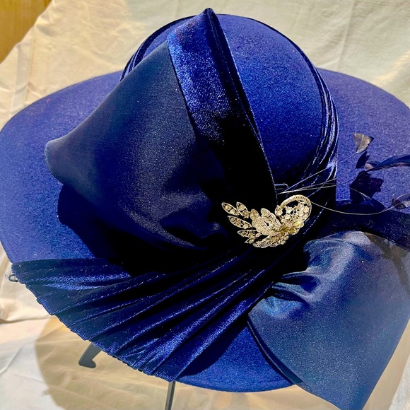 Elegant Blue Women\'s Hat with Decorative Brooch